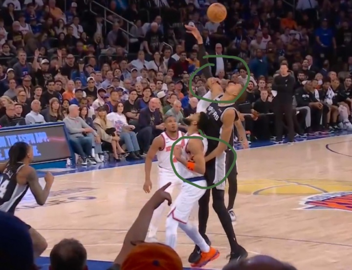 主裁马戴当场点名：回放中心福斯特认定唐斯拉人改判，尼克斯球权变马刺两罚