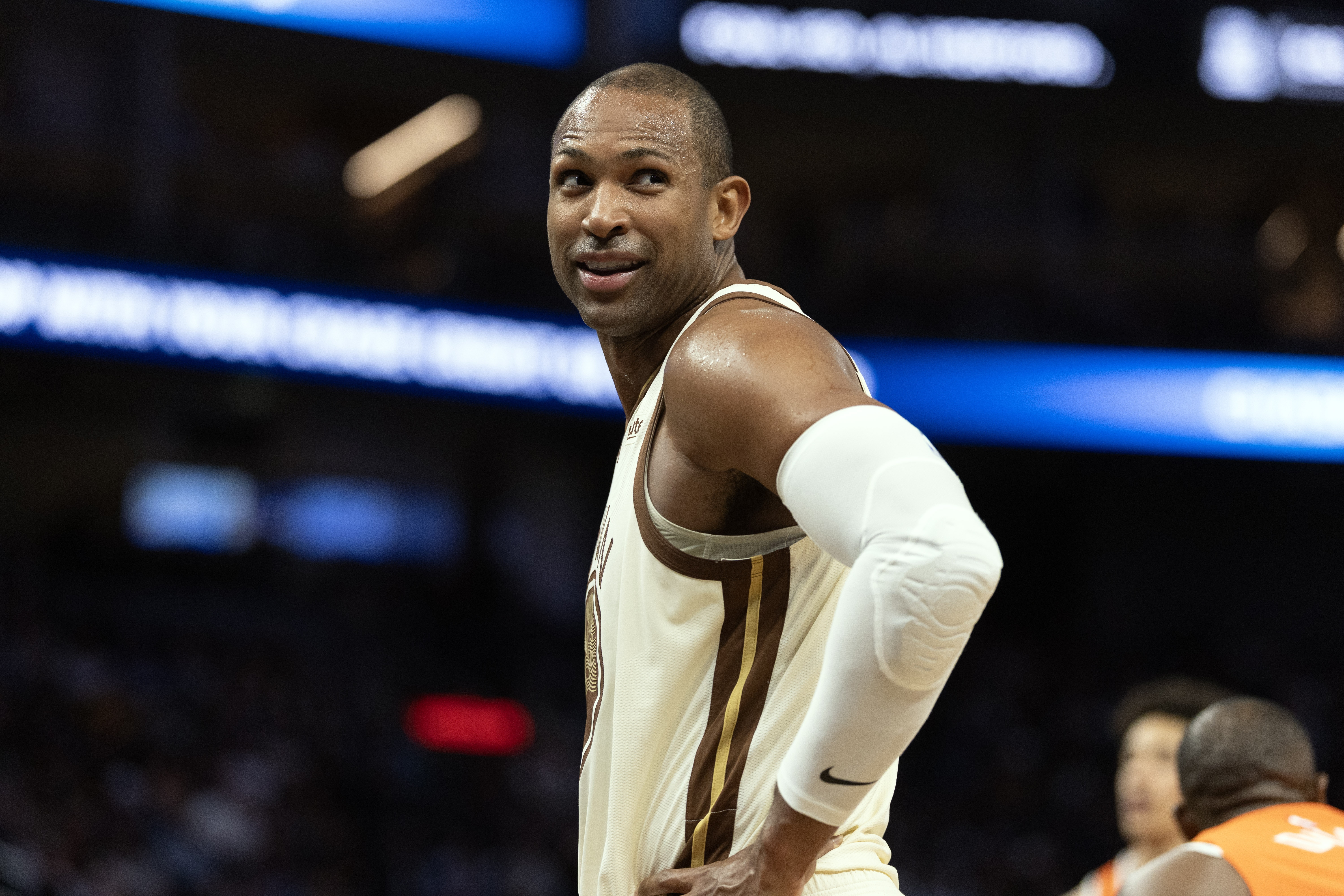 霍福德泡在勇士球馆一整天，600万球员选项进入倒计时