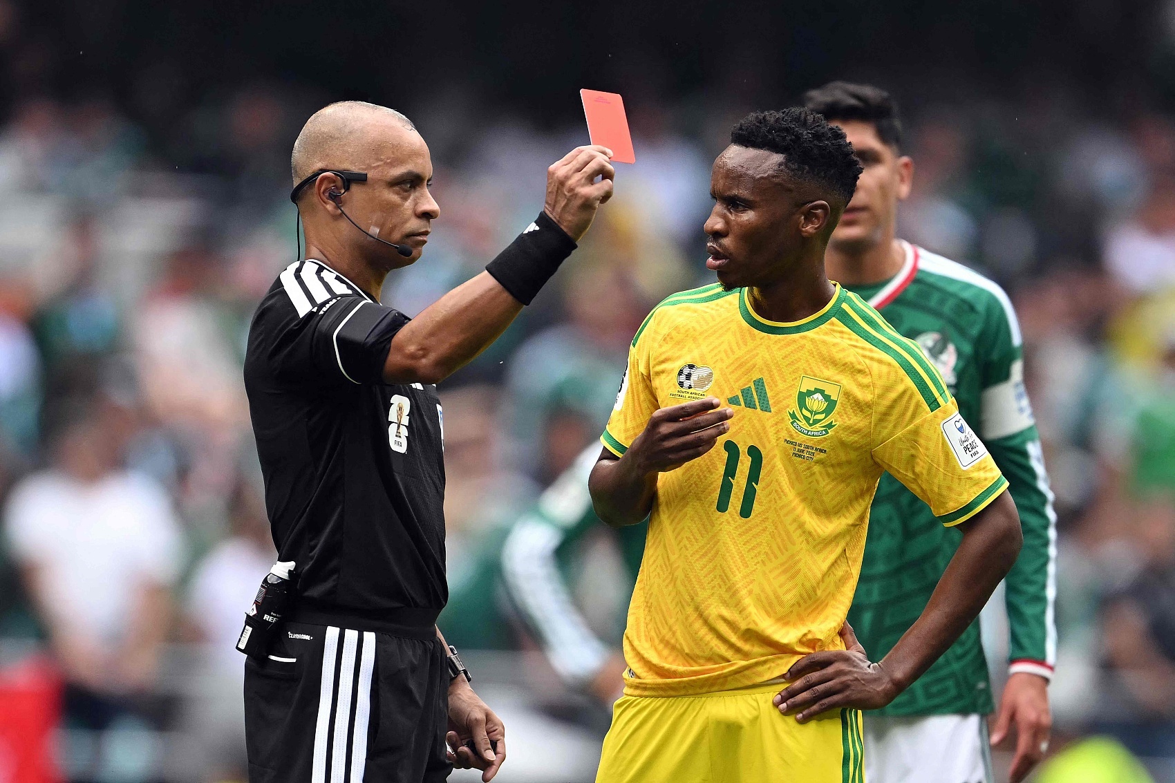 FIFA重罚：南非中场兹瓦内揭幕战红牌遭禁赛三场