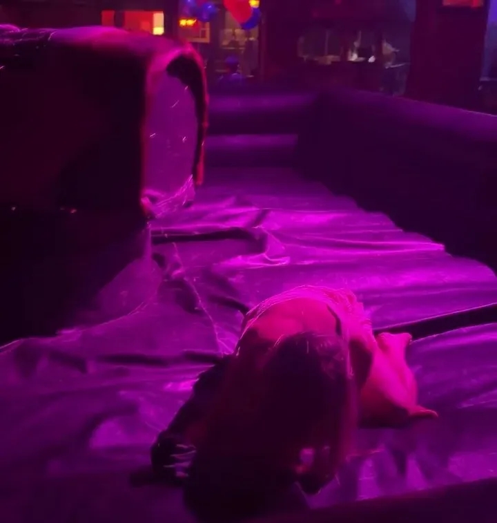 林德洛夫妻子世界杯期间达拉斯骑机械牛 两次被甩下仍不放弃