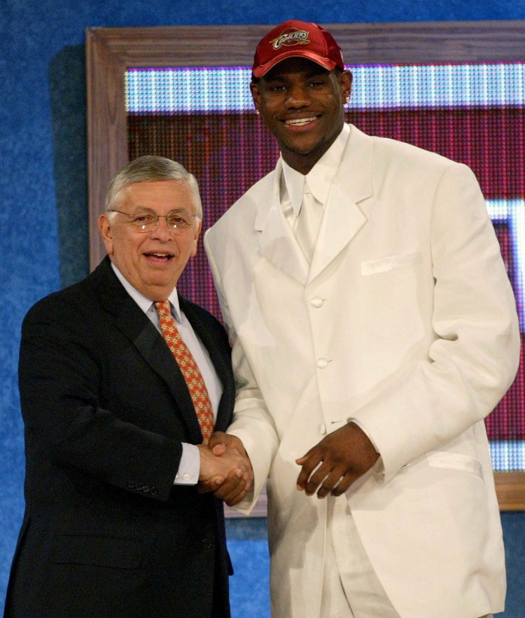 23年前的今天：骑士状元签选高中生詹姆斯，03黄金一代登陆NBA