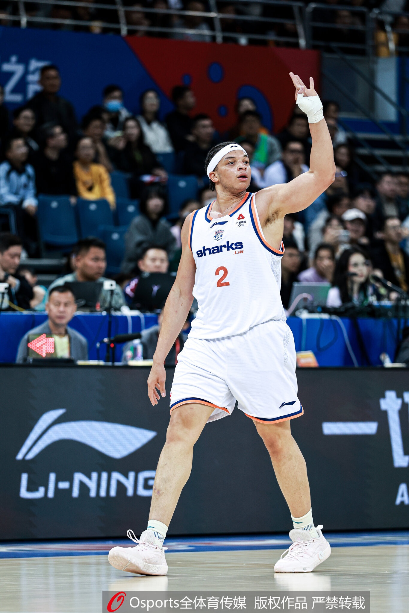欧媒曝洛夫顿年薪200万美元 欧洲俱乐部难匹配 欧媒曝洛夫顿年薪200万美元 欧洲俱乐部难匹配