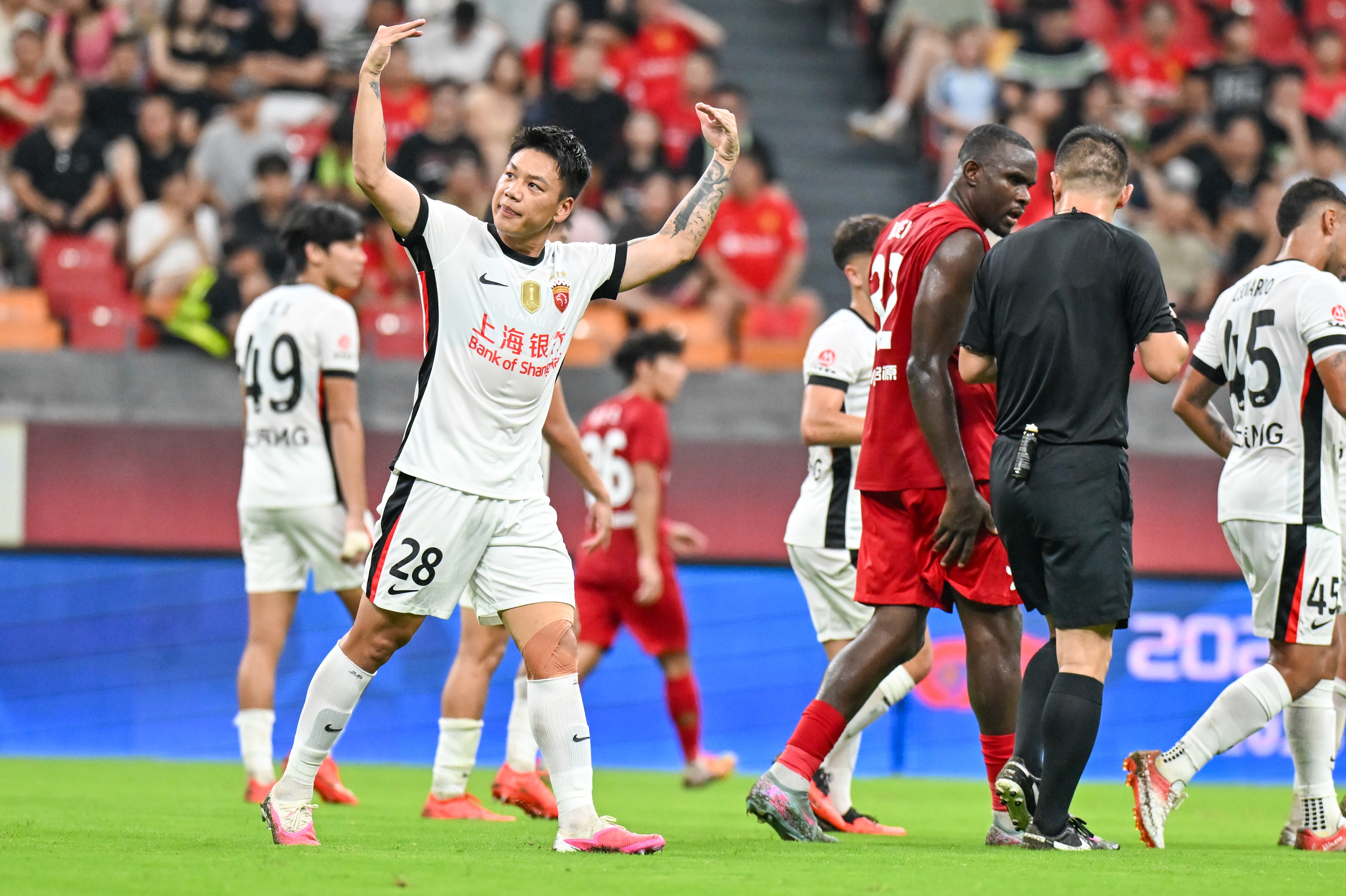 岳鑫：中场换鞋带来好运，兑现助攻莱昂纳多承诺