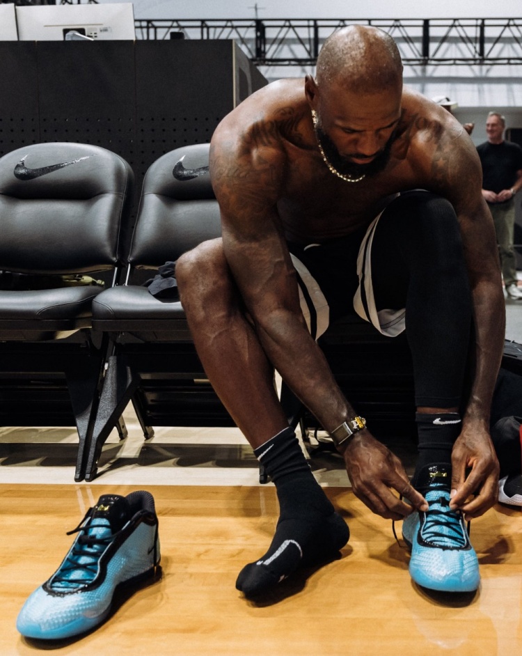 詹姆斯上脚LeBron 24训练 第24代勒布朗正代确认已在路上